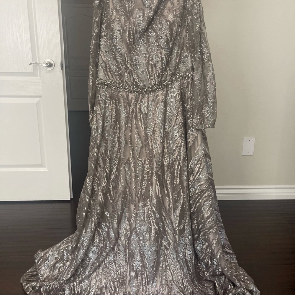 MAC DUGGAL’s Romantic Gown With Mix Of Sparkling Sequins And Gorgeous Lace Throu